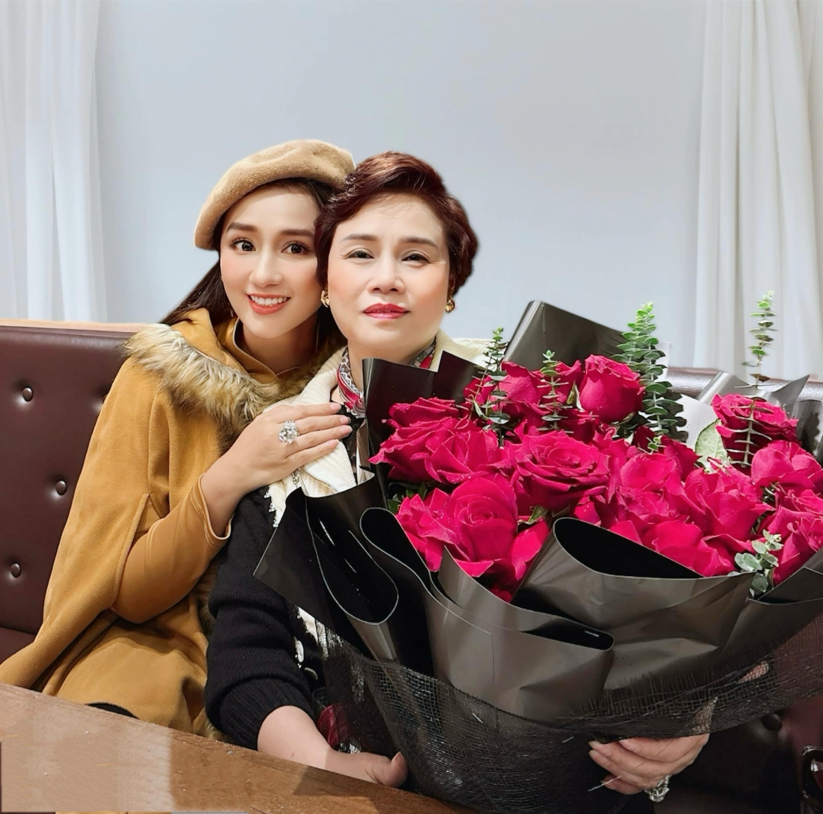 Lã Thanh Huyền đăng ảnh mừng sinh nhật mẹ: "Sinh nhật mẹ yêu của em, mẹ yêu mãi mãi trẻ đẹp, mạnh khoẻ là chỗ dựa vững chắc cho em. Em yêu mẹ nhất trên đời". (Nguồn: FBNV)