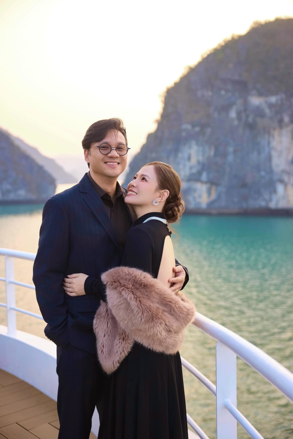 Sao Việt 28/2: Nhân dịp sinh nhật đạo diễn Khải Anh hôm 27/2, diễn viên Đan Lê đăng một bức ảnh tình tứ của hai vợ chồng và hé lộ về thời cả hai mới quen nhau cách đây 25 năm. "Thú thật, tớ hơi lạnh lùng tí thôi chứ từ đầu đã thích bạn rồi vì bạn đẹp trai và đối xử dịu dàng với tớ", cô nhắn gửi đến chồng. Đan Lê cho biết cô và ông xã Khải Anh đã làm bạn với nhau hơn 25 năm. Điều đó có nghĩa anh đã hiện diện trong quá nửa cuộc đời cô.