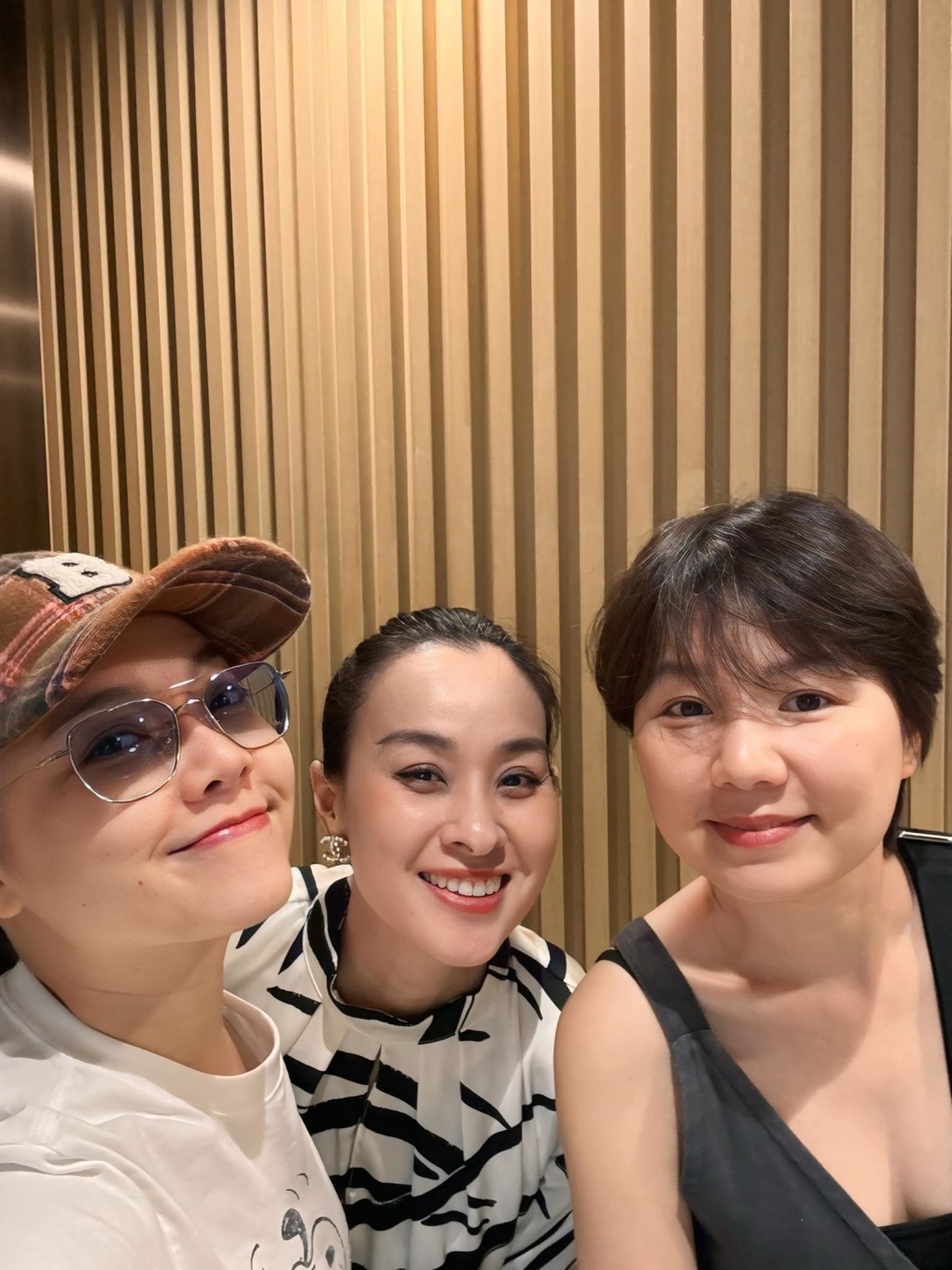 Ca sĩ Thúy Nga, trưởng nhóm Mắt Ngọc, hé lộ khoảnh khắc hội ngộ Ngô Quỳnh Anh và Thanh Ngọc. Cả ba rủ nhau đi ăn trưa, cafe và cùng ôn lại kỷ niệm và trò chuyện về cuộc sống. (Nguồn: FBNV)