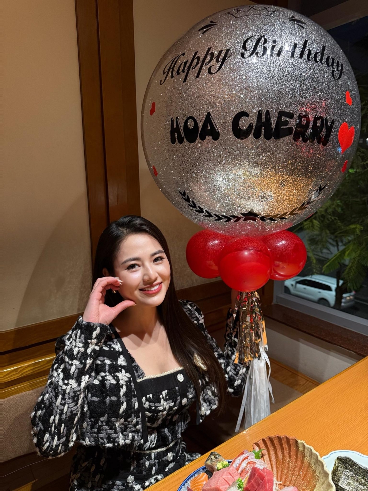 Việt Hoa đi ăn sinh nhật cùng bạn trai Trọng Trí. Nữ diễn viên thường xuyên chia sẻ khoảnh khắc ngọt ngào của cặp đôi trên mạng xã hội. (Nguồn: FBNV)