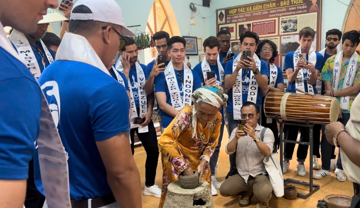 Các thí sinh đang xem nghệ nhân làm gốm