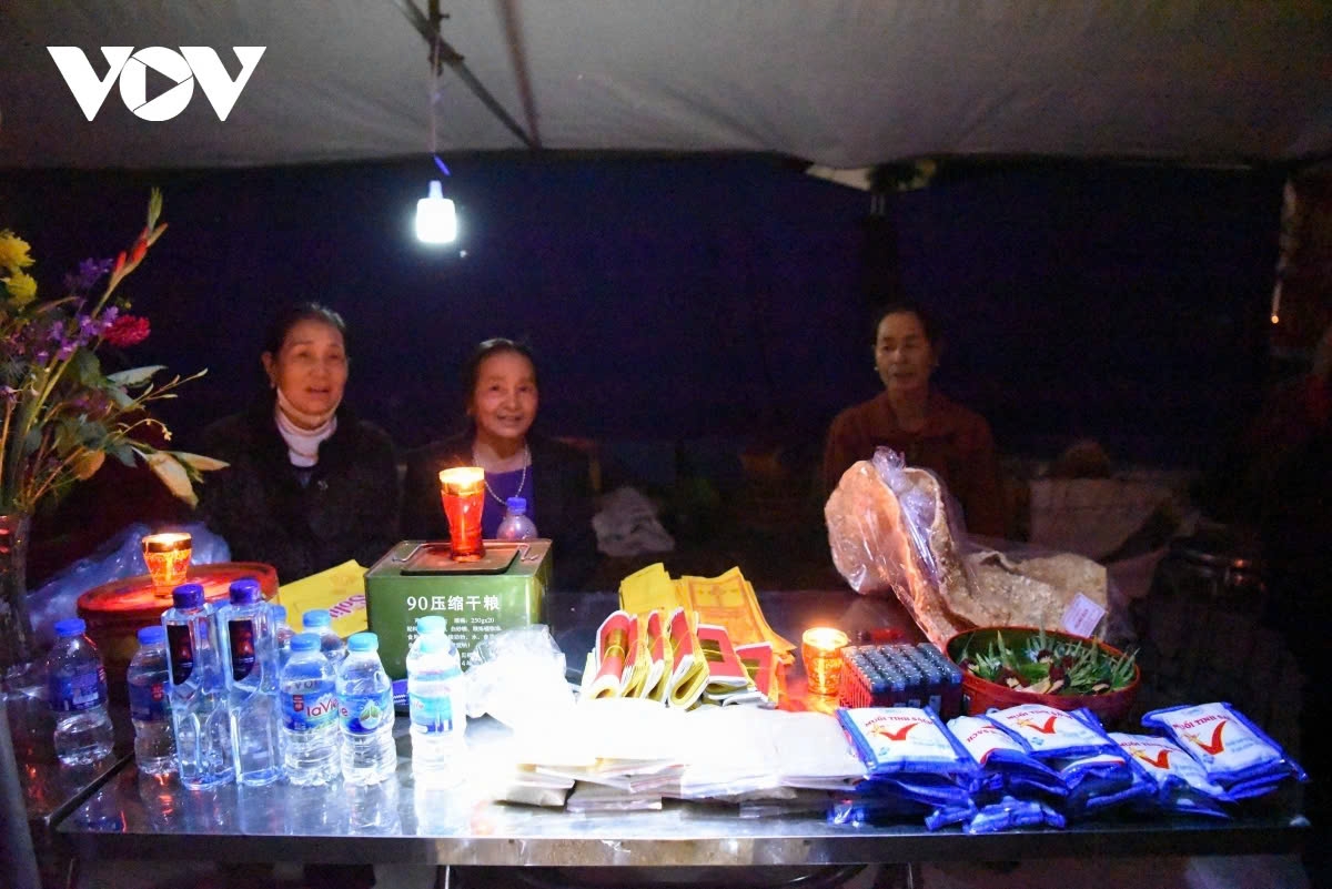 At the market, there is no haggling between buyers and sellers, and sellers do not check the payment. In the darkness, one can only see the silhouettes of people moving around, accompanied by hushed whispers. People don't seem concerned with "buying luck and selling misfortune" as in some other markets. Instead, this market is a special occasion for the living to meet the spirits of the deceased, creating a unique and spiritual experience for all those involved.