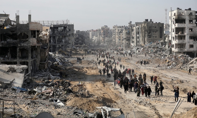 Người dân đi trên một con đường ở Dải Gaza ngày 19/1. Ảnh: Reuters