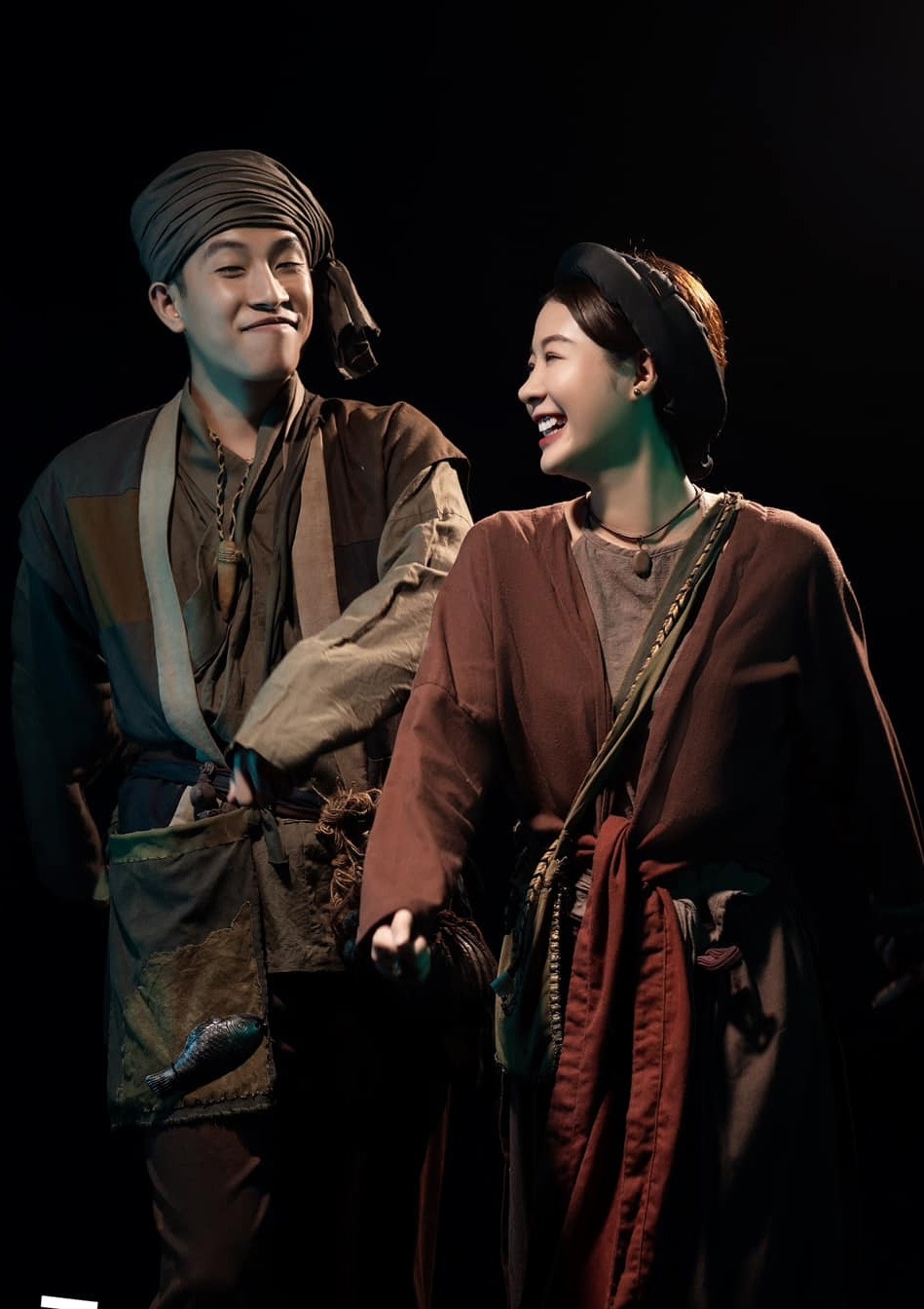 Tuấn Mõ và Hoàng Kim Ngọc trong phim "Đèn âm hồn"