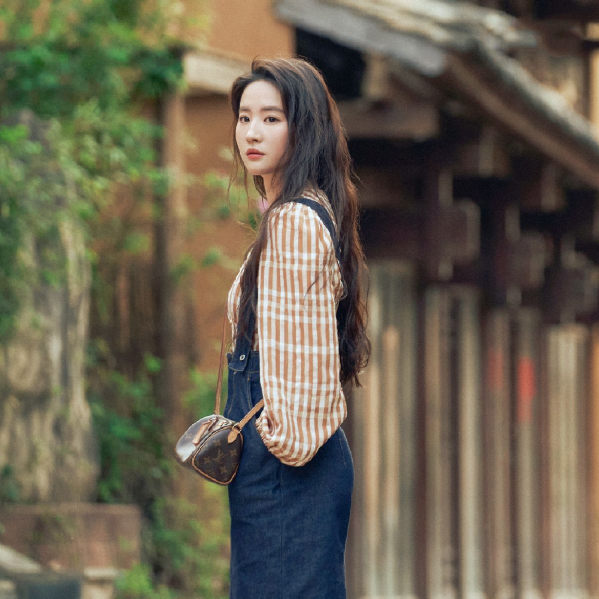 Ngoài phản ánh áp lực thành công, tiền bạc của người trẻ trong xã hội hiện nay, Đi đến nơi có gió mang tinh thần chữa lành, thông điệp tích cực đằng sau, tạo cảm giác yên bình, thư giãn qua nhân vật Hứa Hồng Đậu (Lưu Diệc Phi đóng) - cựu Trưởng bộ phận lễ tân khách sạn 5 sao.