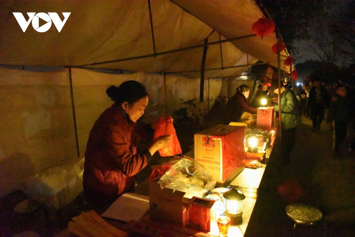 The market sells many old and used items, with no haggling involved. In addition, this market also sells ritual offerings and items for the deceased, such as paper money, clothes, and other symbolic items. It’s why it is also referred to as the Yin-Yang Market.