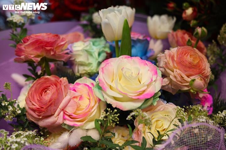 Theo anh Nam, giá hoa tươi nhập ngoại ngày Valentine năm nay tăng nhẹ so với mọi năm. Ngoài hoa hồng Ecuador thì hoa mao lương Nhật cũng có giá tới 300.000 đồng/bông, hoa tulip giá 120.000 đồng/bông.
