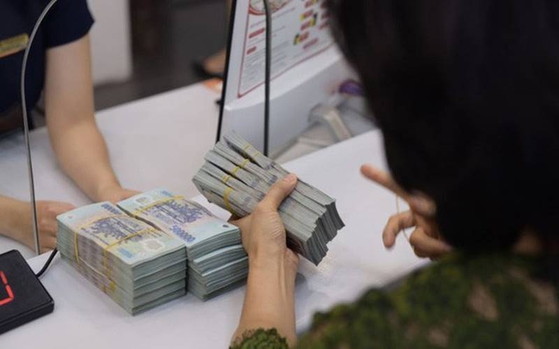 Việc áp thuế tiền gửi tiết kiệm sẽ tác động đến nguồn vốn huy động của các ngân hàng (Ảnh minh họa: KT)