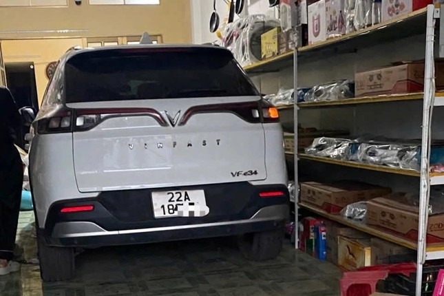 Ôtô BKS 22A-186.xx do tài xế Nguyễn Khương Duy điều khiển. Ảnh: Người dân cung cấp