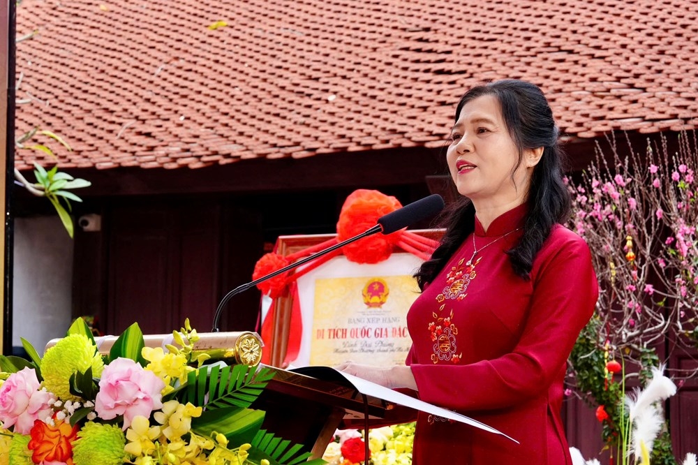 Phó Chủ tịch UBND huyện Đan Phượng Đào Thị Hồng báo cáo hồ sơ di tích
