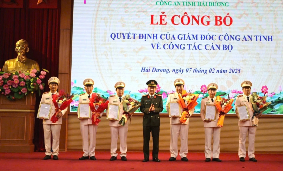 Lãnh đạo Công an tỉnh Hải Dương trao quyết định nghỉ hưu cho 6 lãnh đạo cấp phòng thuộc Công an tỉnh. (Ảnh: Công an Hải Dương)