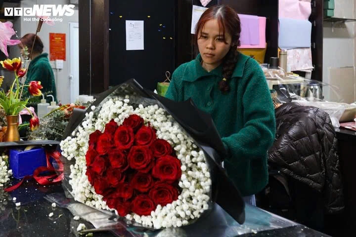 Ngoài những lẵng hoa hồng giá vài chục triệu đồng, khách hàng có thể chọn những bó hoa hồng Ecuador nhỏ hơn với giá 1.000.000 - 4.000.000 đồng/bó.