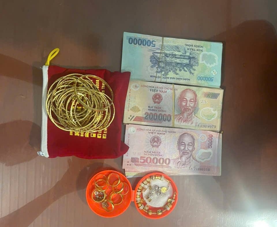 Số tiền và vàng bị đánh mất trị giá hơn 400.000.0000 đồng. Ảnh: CANT