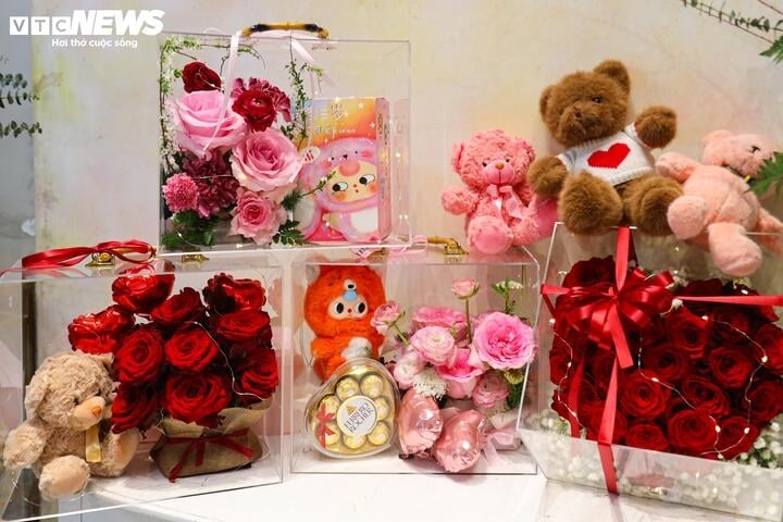 Những mẫu hộp quà mica với nhiều mức giá khác nhau đang là món quà Valentine mới mẻ trong năm nay.