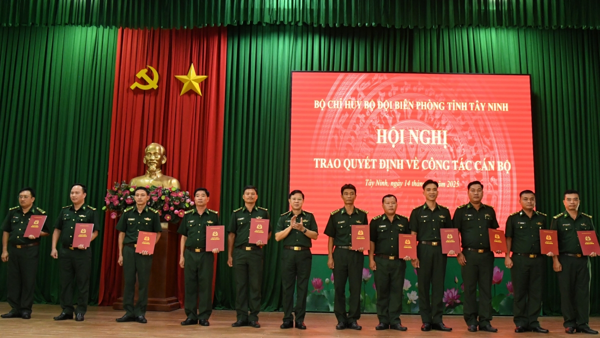 Đại tá Phạm Đình Triệu trao các quyết định điều động và bổ nhiệm cho các cán bộ sỹ quan (ảnh: Lê Quân)