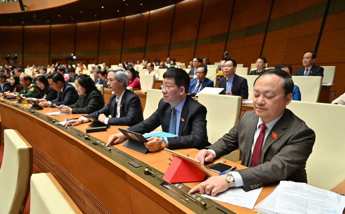 Đại biểu Quốc hội ấn nút biểu quyết thông qua luật tại Kỳ họp bất thường lần thứ 9