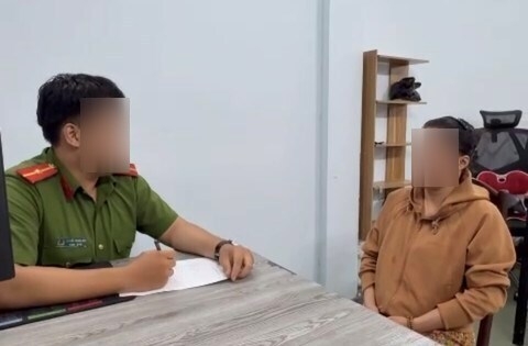 Công an lấy lời khai của bà Xuân (Ảnh: CACC)
