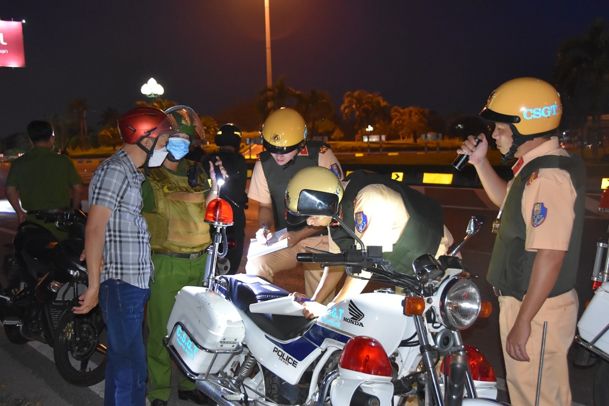  CSGT kiểm soát nghiêm các hành vi vi phạm là nguyên nhân chính dẫn đến tai nạn. Ảnh: CABT