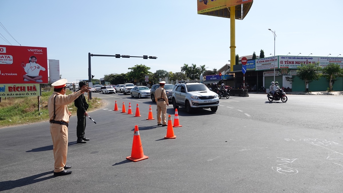 Lực lượng CSGT  điều tiết giao thông tại nút giao cao tốc với Quốc lộ 1A. Ảnh: CABT