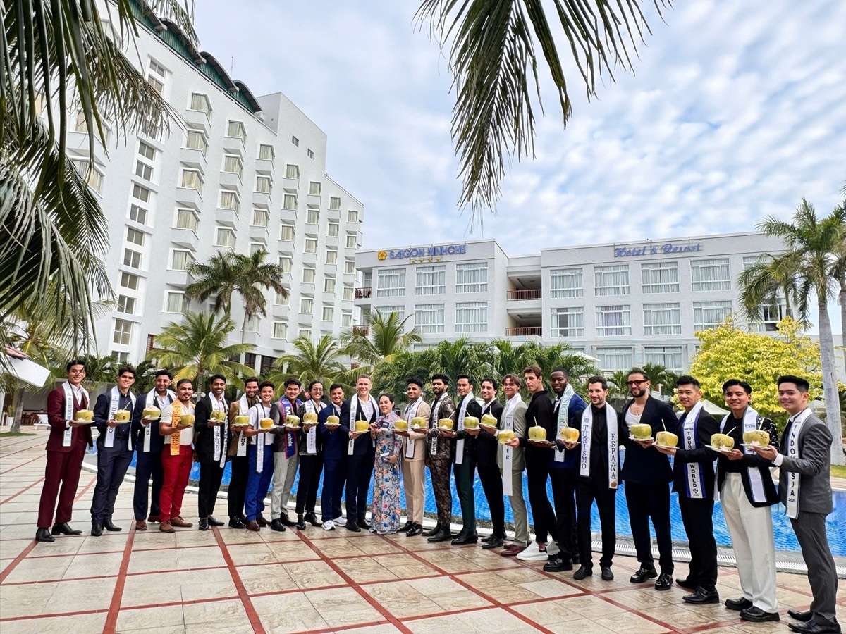 30 thí sinh tham gia cuộc thi Nam vương Du lịch thế giới tại vịnh Vĩnh Hy. Ảnh BTC