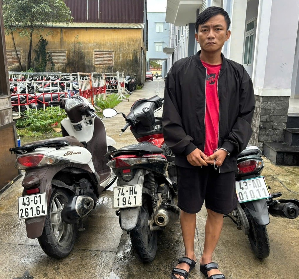 Nguyễn Hoàng Thiện và tang vật thu giữ trong vụ án.