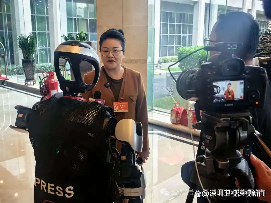 Phóng viên robot phỏng vấn đại biểu dự họp Lưỡng hội ở Thâm Quyến. Ảnh: Kênh truyền hình vệ tinh Thâm Quyến