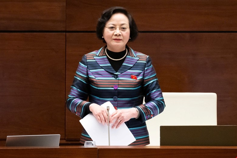 <a href="https://vov.vn/chinh-tri/bo-truong-bo-noi-vu-phan-cap-phan-quyen-lan-nay-the-hien-su-dot-pha-post1154760.vov" target="_blank">“Phân cấp, phân quyền và ủy quyền lần này đột phá, chưa có tiền lệ”</a>- Bộ trưởng Bộ Nội vụ Phạm Thị Thanh Trà khẳng định điều này khi báo cáo trước Quốc hội. Bộ trưởng cho biết, khi rà soát có hàng trăm luật luật quy định rất cụ thể thẩm quyền từ Thủ tướng Chính phủ đến bộ trưởng, thủ trưởng cơ quan ngang bộ, HĐND, UBND và thậm chí quy định thẩm quyền của cả 3 cấp chính quyền địa phương. Điều này dẫn đến chồng chéo, vướng mắc và không thể phân cấp, phân quyền, ủy quyền theo nguyên tắc "địa phương quyết, địa phương làm, địa phương chịu trách nhiệm". Lần này Quốc hội xem xét xử lý với tư duy đột phá trong xây dựng lập pháp là thực hiện việc ủy quyền lập pháp, điều này chưa có tiền lệ.