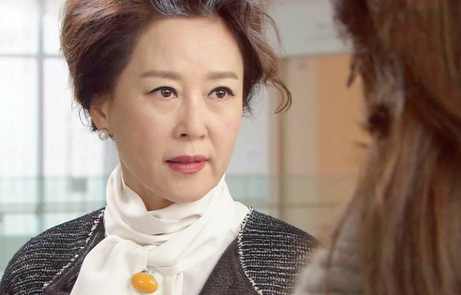 Mẹ chồng khó chịu khi thấy con trai làm việc nhà cùng vợ (Ảnh minh họa, nguồn: KT)