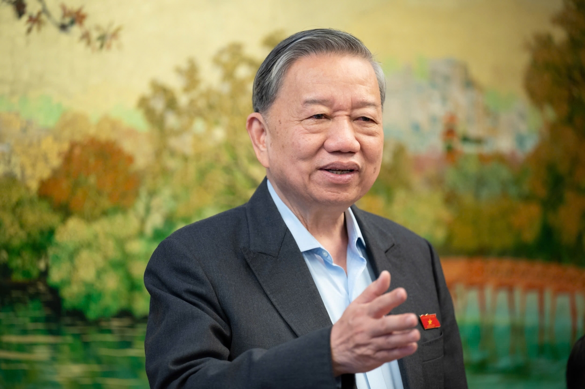 <a href="https://vov.vn/chinh-tri/tong-bi-thu-the-gioi-phat-trien-roi-ma-cu-di-theo-thi-luc-nao-cung-lun-cun-di-sau-post1154965.vov" target="_blank">“Thế giới phát triển rồi mà cứ đi theo thì lúc nào cũng lũn cũn đi sau”</a> – Tổng Bí thư Tô Lâm nhấn mạnh để đột phá phát triển KHCN, đổi mới sáng tạo và chuyển đổi số thì nước ta phải biết đi tắt đón đầu chứ không phải tiếp nhận những công nghệ lạc hậu. Khoa học là miền đất hoang vu cần khai phá, ai đi vào trúng được thì thắng lớn, còn “thênh thang ai cũng đến được thì dễ quá”. Hàng lối rất ngăn nắp nhưng vẫn phải chạy, để chờ xếp hàng xong, chỉnh tề mới hô cùng chạy thì muộn rồi, người ta đã đi xa rồi.