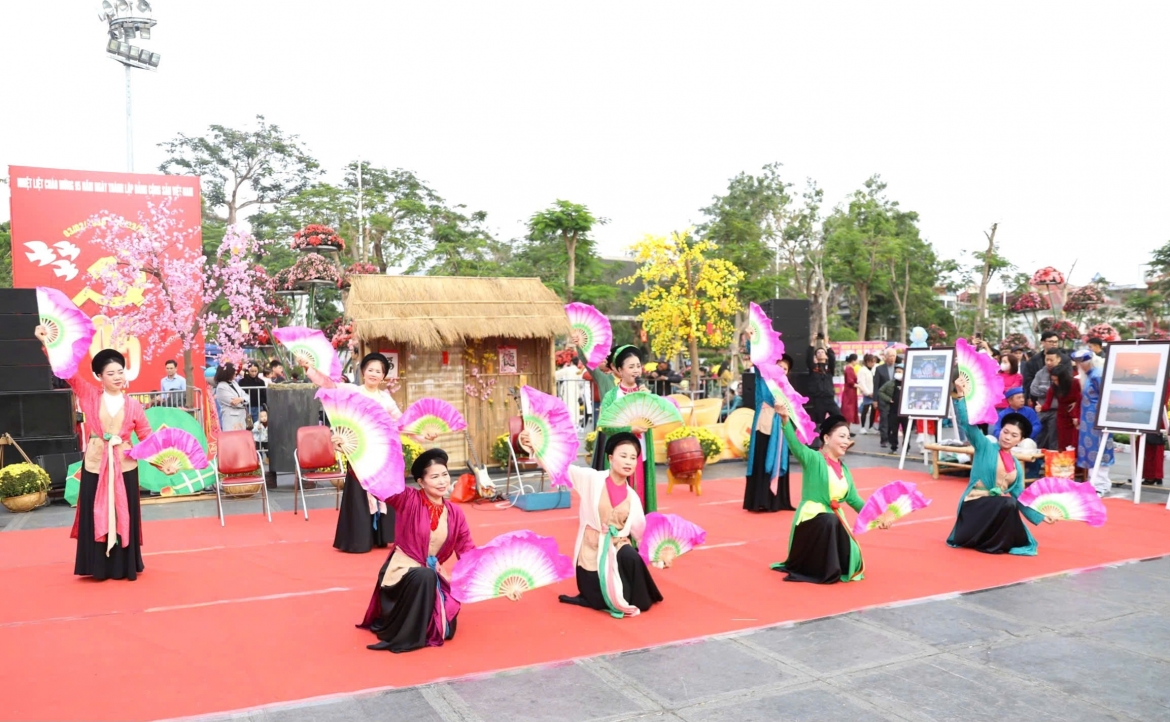 Chương trình Nghệ thuật đường phố “Vui Tết quê hương” với những tiết mục đặc sắc, hấp dẫn, thu hút đông đảo du khách và người dân TP Hải Phòng.