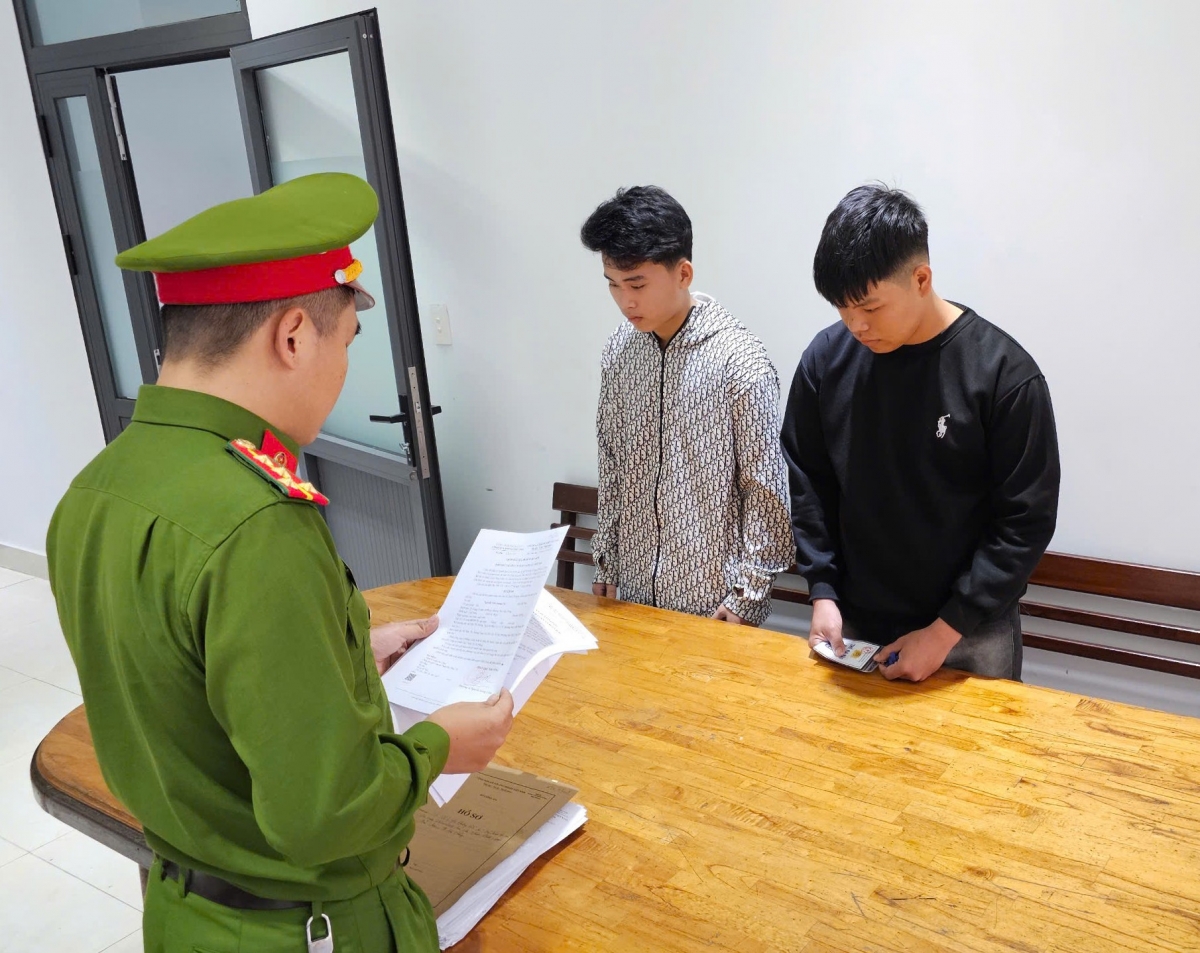 Cơ quan Cảnh sát điều tra Công an quận Hải Châu tống đạt các quyết định đối với 2 đối tượng