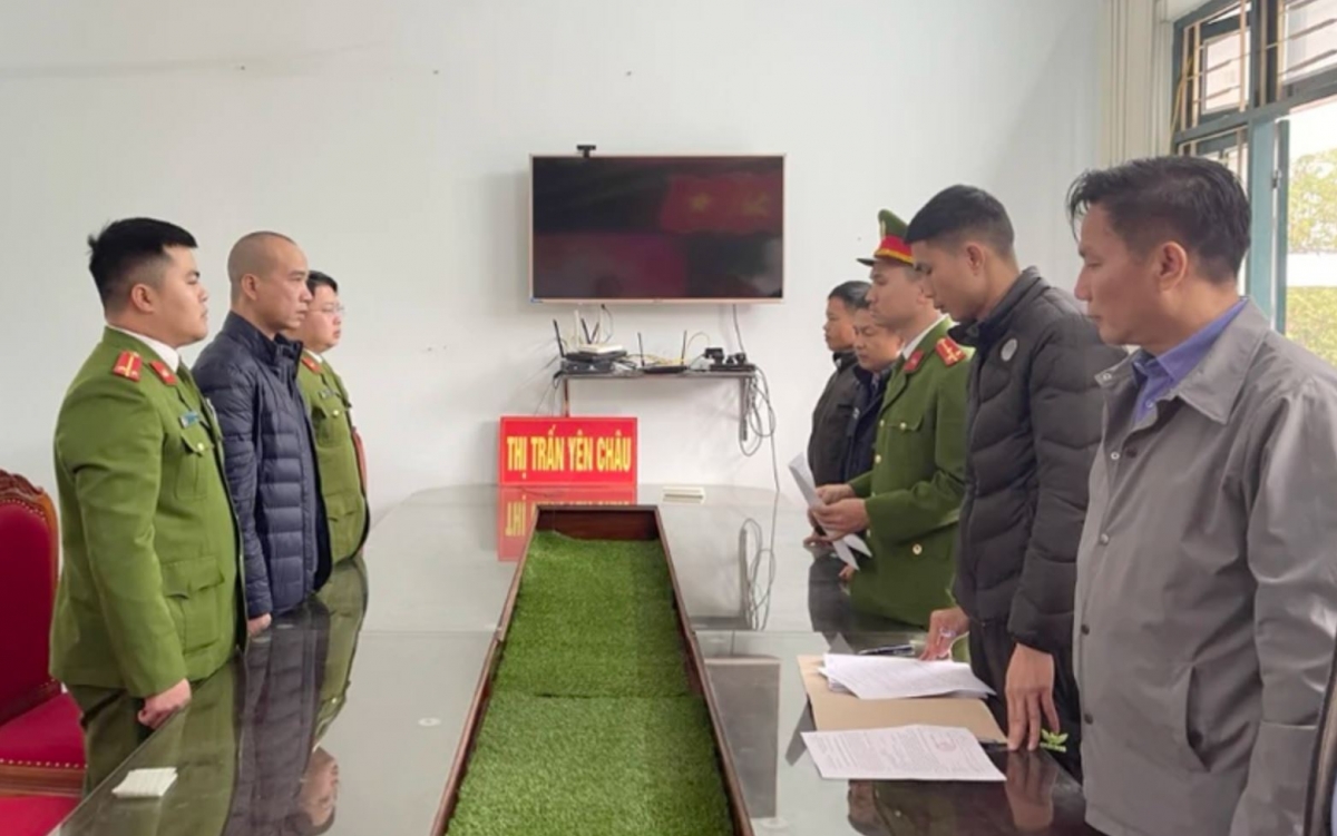 Cơ quan cảnh sát điều tra, Công an tỉnh Sơn La thi hành lệnh giữ người trong trường hợp khẩn cấp đối với lái xe ô tô khách (đứng giữa, bên trái). (Ảnh: C.A tỉnh Sơn La).