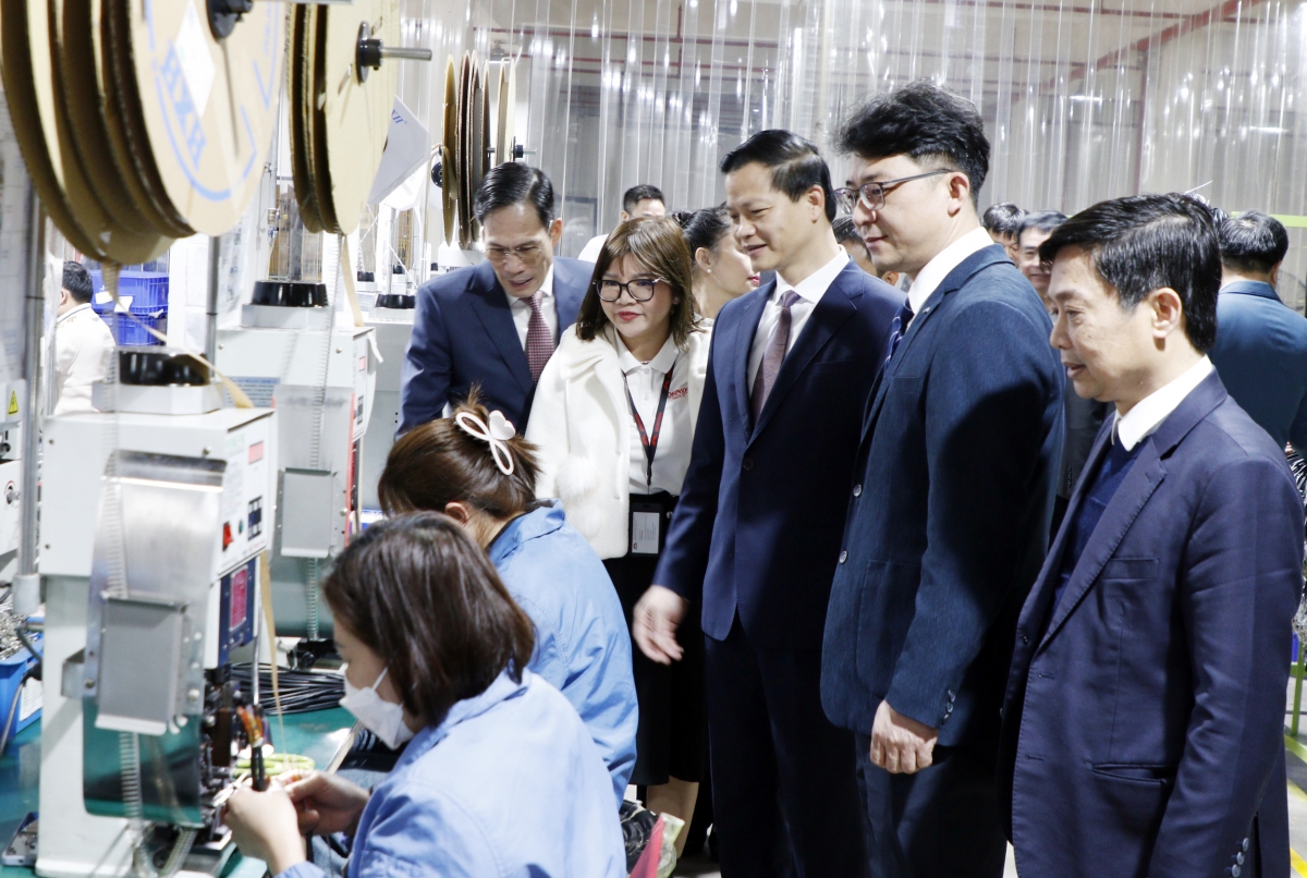 Chủ tịch UBND tỉnh Bắc Ninh Vương Quốc Tuấn thăm hoạt động sản xuất tại Công ty