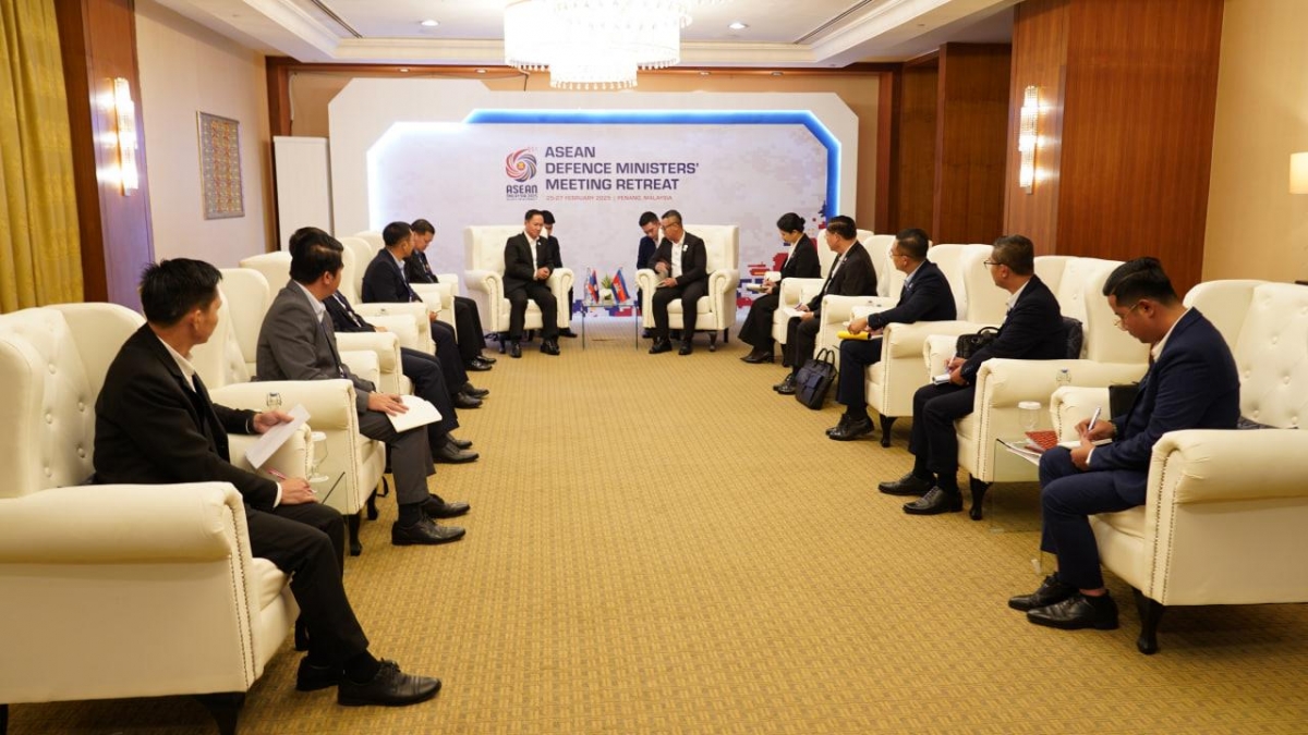  Phó Thủ tướng kiêm Bộ trưởng bộ quốc phòng Campuchia Đại tướng Tea Seiha và Trung tướng Khamlien Othakaisan, Bộ trưởng bộ Quốc phòng Lào. Ảnh: Fresh News