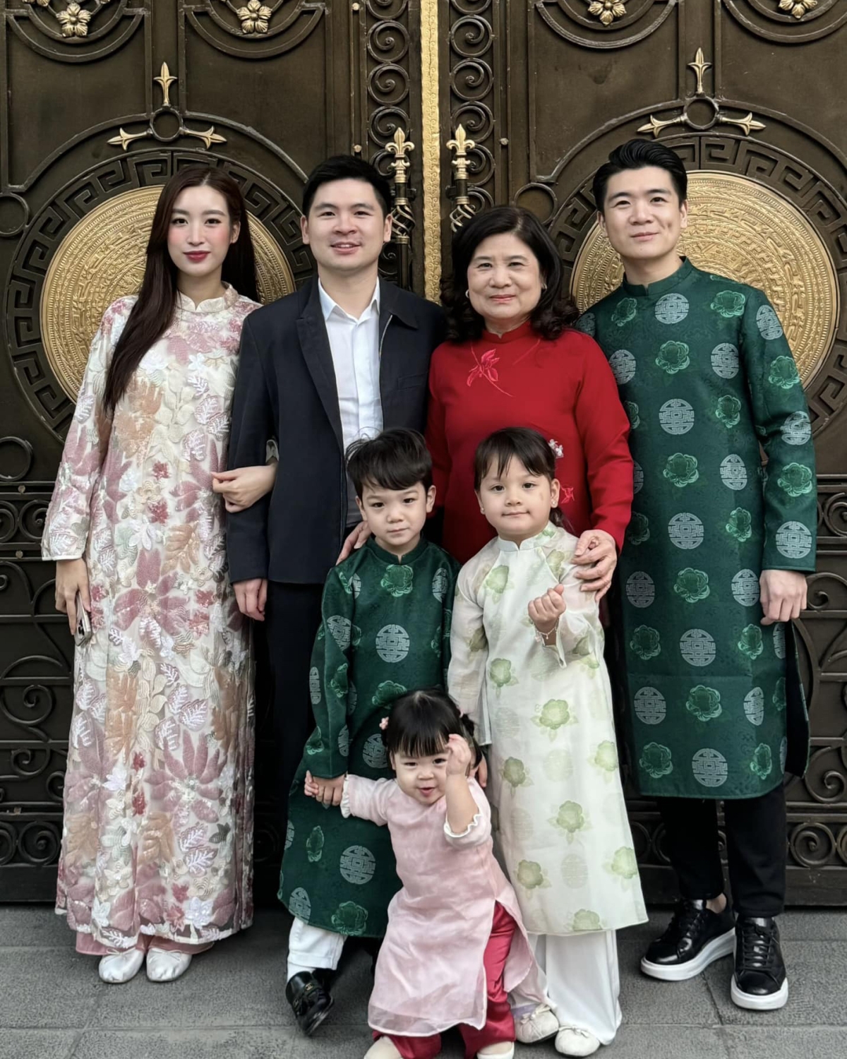 Hoa hậu Đỗ Mỹ Linh chụp ảnh gia đình ba thế hệ trong dịp năm mới. (Nguồn: FBNV)