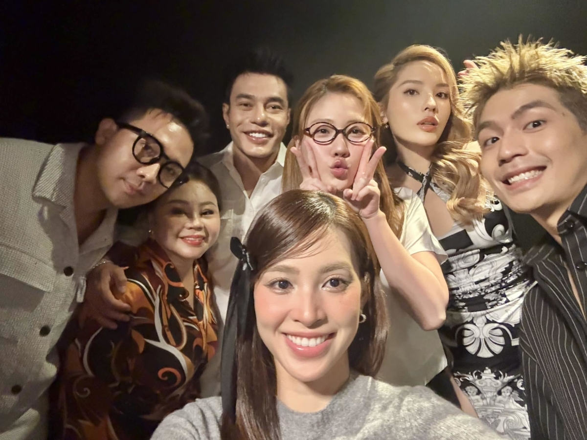 Tiểu Vy, Trấn Thành, Kỳ Duyên và dàn sao phim Bộ tứ báo thủ đi cine tour để giao lưu với khán giả, quảng bá cho phim trong những ngày Tết. (Nguồn: FBNV)
