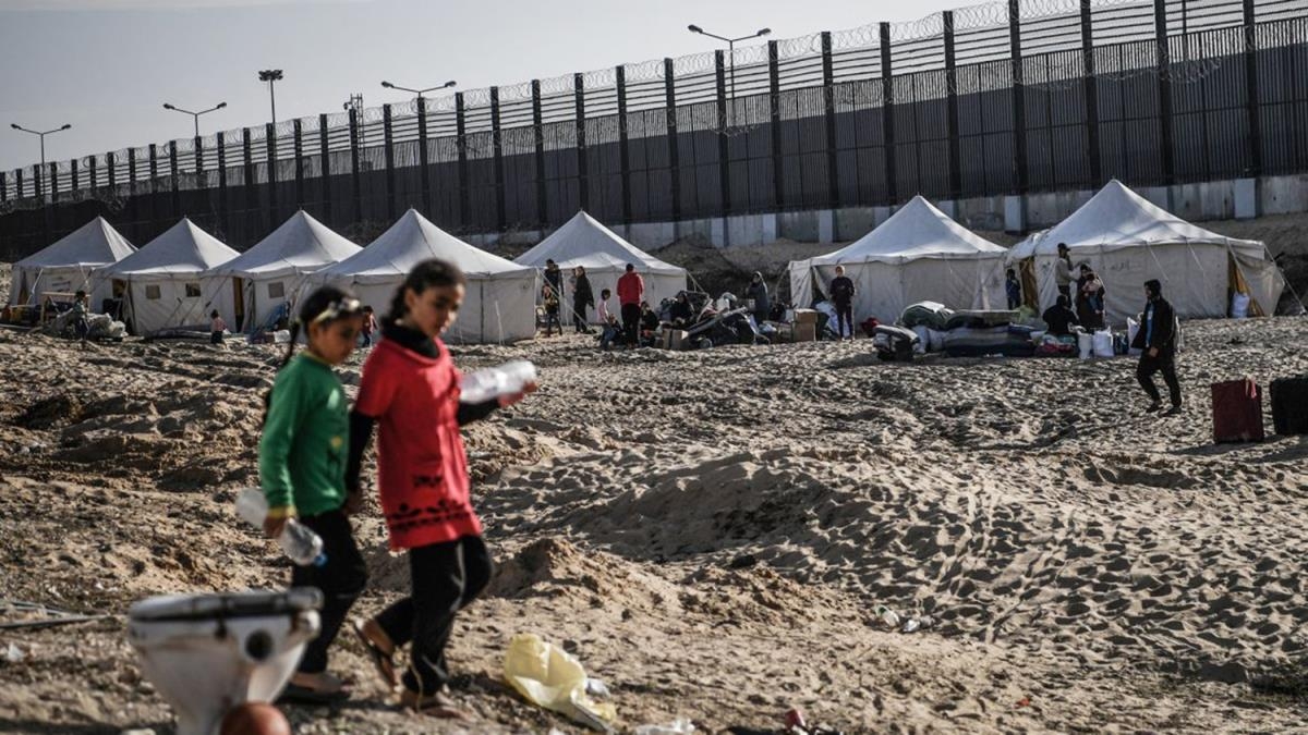 Người dân Palestine phải di tản sống trong những chiếc lều tạm được dựng lên ở khu vực gần biên giới Ai Cập tại Rafah, Gaza. Ảnh: Getty Images