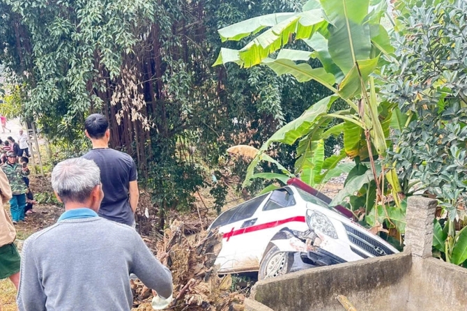 Hiện trường xe cấp cứu chở thi thể nữ sinh gặp nạn