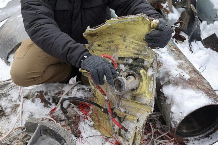 Ukraine thu hồi 1 mảnh vỡ nghi của tên lửa Triều Tiên. Nguồn: Reuters