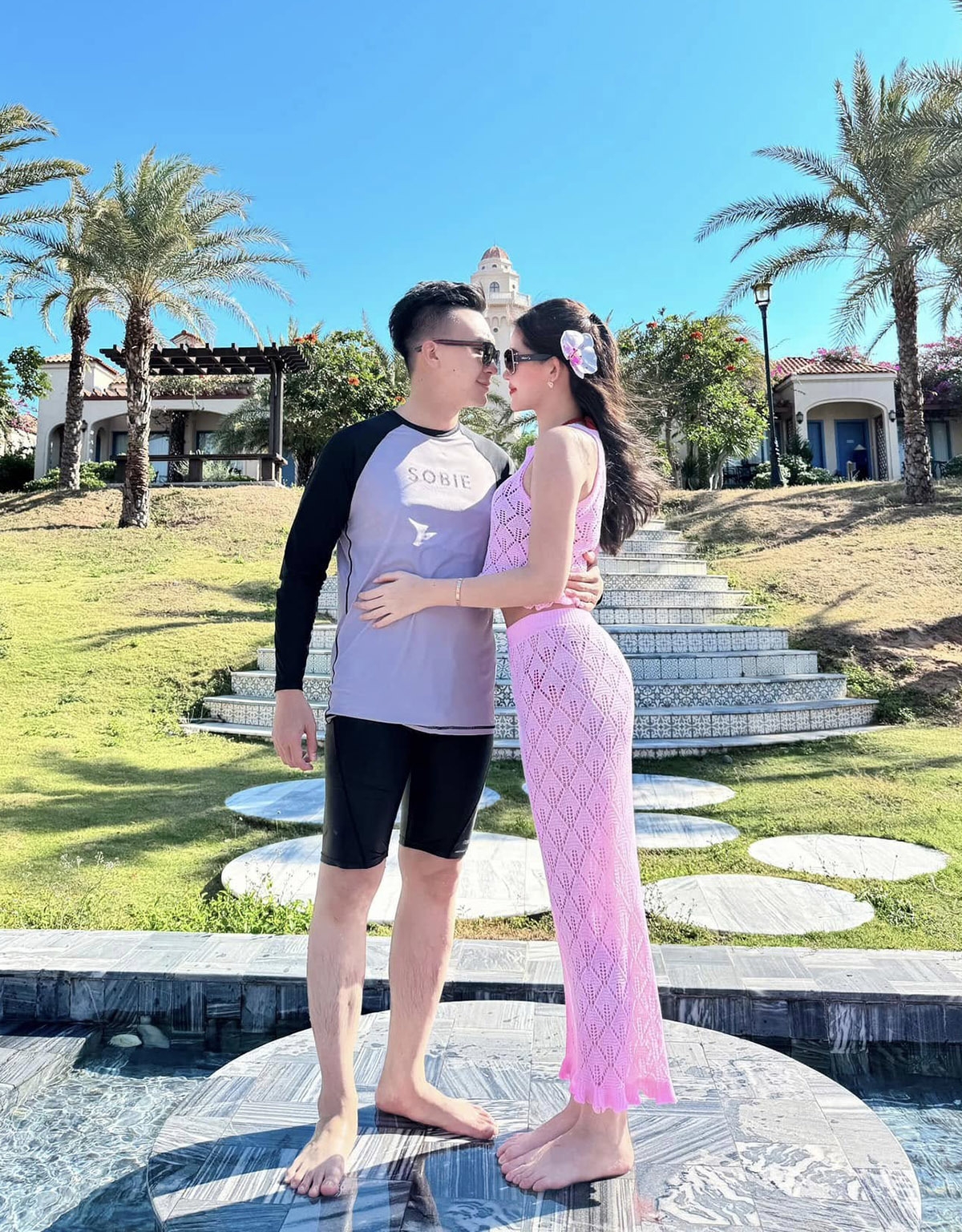 Lê Âu Ngân Anh đăng ảnh tình tứ bên ông xã, nhắc khéo “sắp đến ngày Valentine 14/2”.