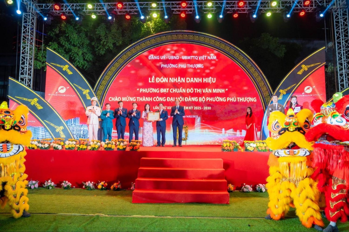 Lãnh đạo UBND quận Tây Hồ trao Quyết định công nhận “Phường đạt chuẩn Đô thị văn minh” cho lãnh đạo phường Phú Thượng