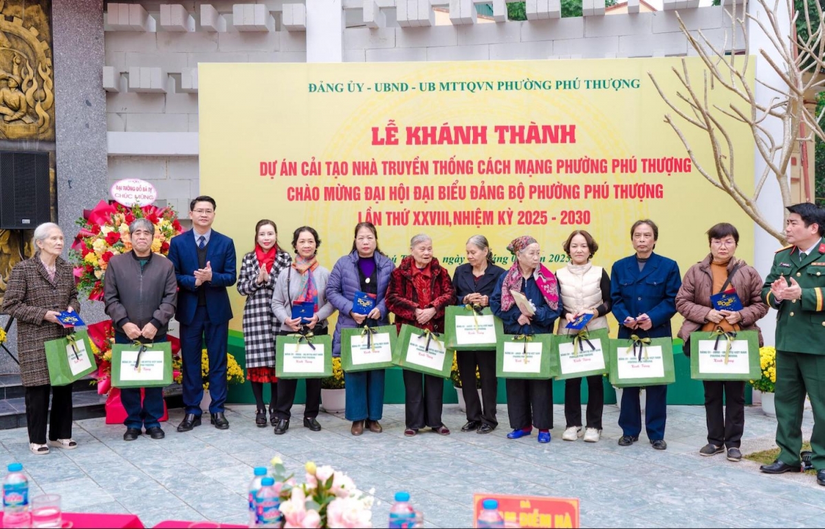 Đại diện Tập đoàn Sunshine trao tặng quà cho các gia đình có công tại phường Phú Thượng