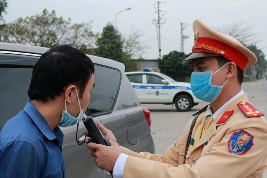 Lực lượng CSGT, Công an Nghệ An kiểm tra người tham gia giao thông. (Ảnh minh họa)