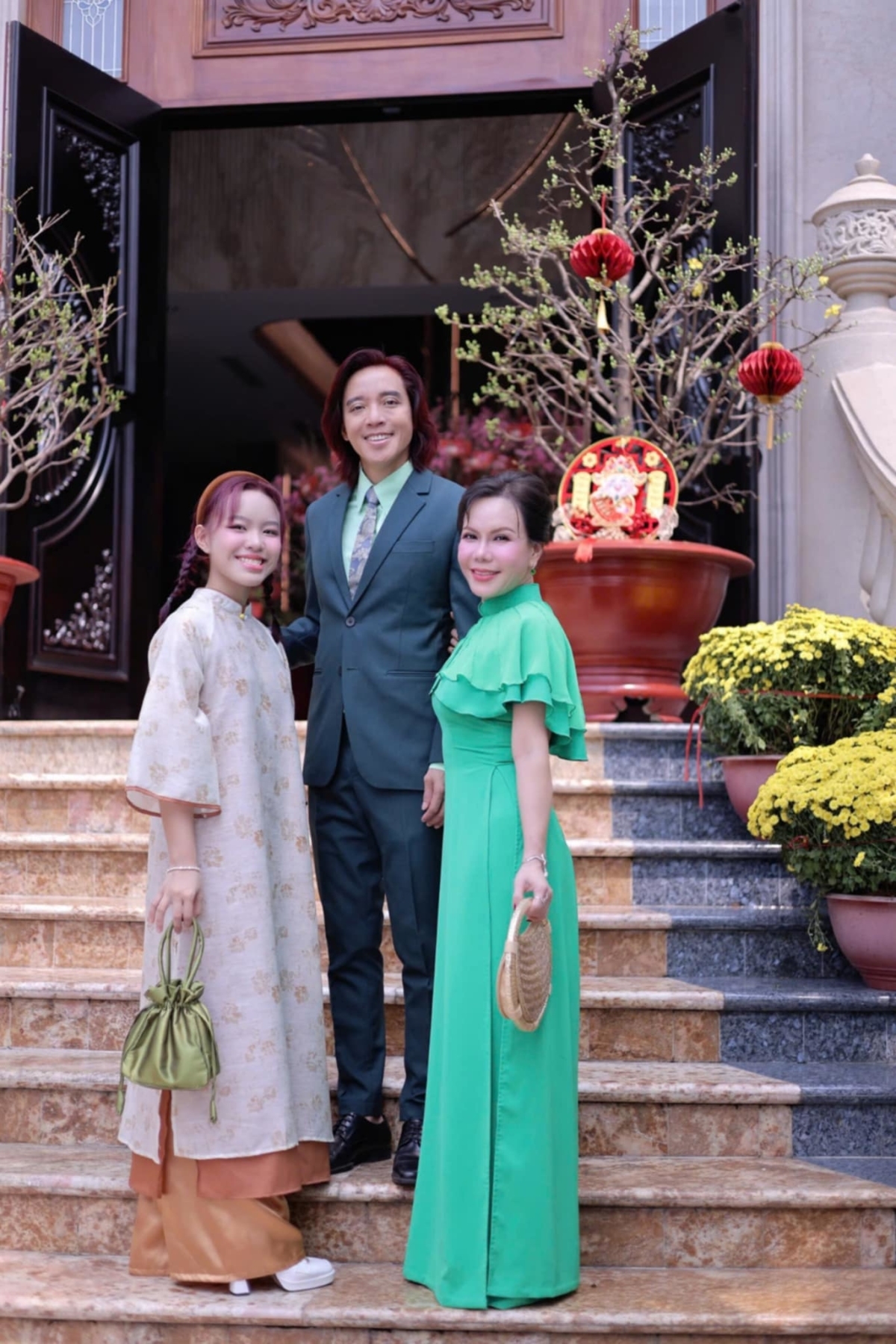 Nghệ sĩ Việt Hương cùng ông xã Hoài Phương trang hoàng căn biệt thự ở thành phố Thủ Đức, đón Tết đơn giản, thảnh thơi.