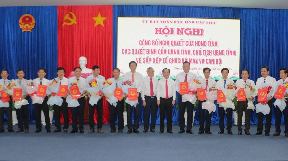 Bí thư Tỉnh ủy Bạc Liêu Lữ Văn Hùng và Chủ tịch UBND tỉnh Bạc Liêu Phạm Văn Thiều trao quyết định và tặng hoa chúc mừng lãnh đạo các sở mới.