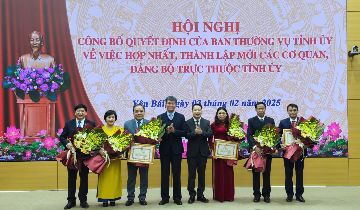 Bí thư Tỉnh ủy Trần Huy Tuấn và Chủ tịch UBND tỉnh Nguyễn Tuấn Anh tặng bằng khen cho 6 cá nhân có thành tích tiêu biểu trong thực hiện nhiệm vụ sắp xếp, tổ chức bộ máy