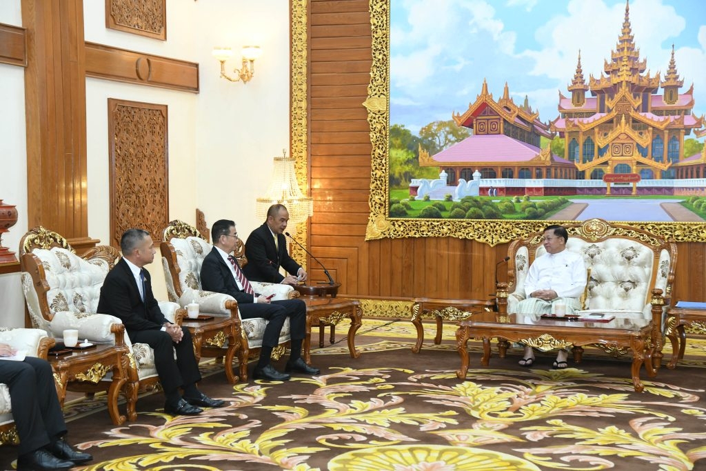 Ngoại trưởng Thái Lan Maris chào xã giao Người đứng đầu Chính quyền Quân sự Myanmar Min Aung Hlaing. Ảnh: Global New Light of Myanmar