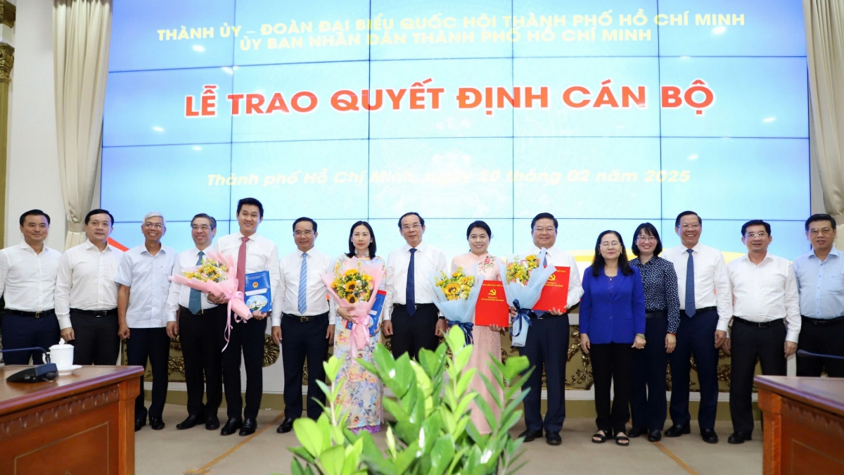 Các đại biểu chụp ảnh với các nhân sự mới (ảnh T.B)