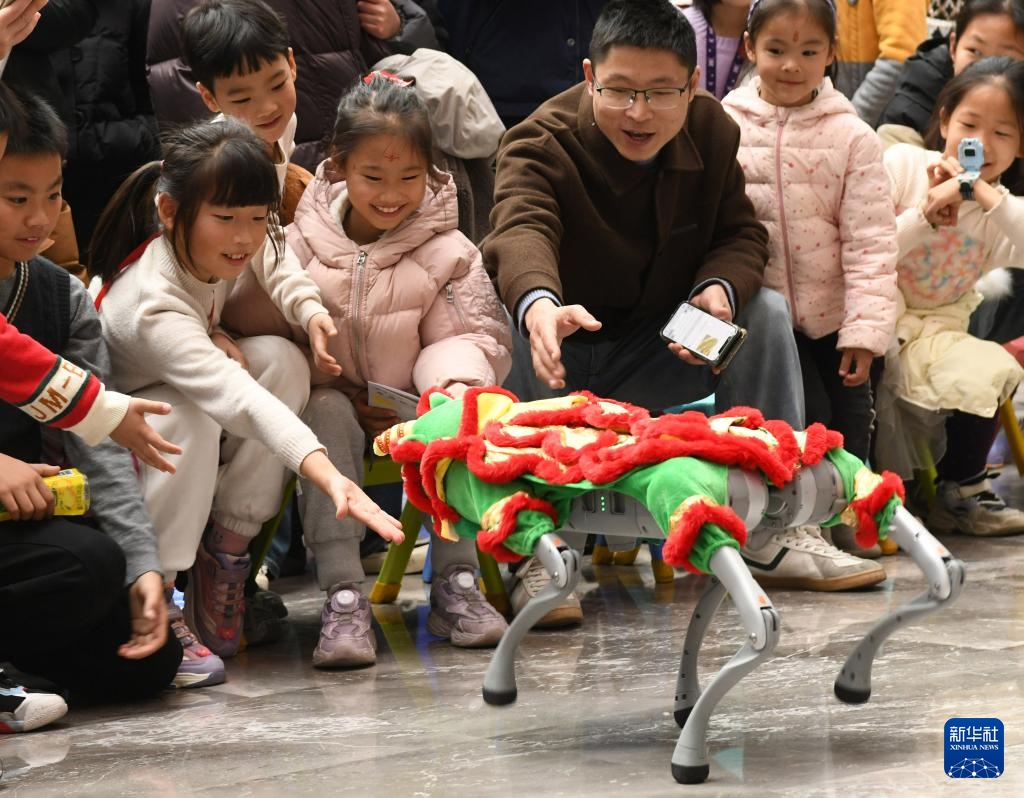 Các em nhỏ tương tác với chó robot tại thành phố Kim Hoa, tỉnh Chiết Giang. Ảnh: Tân Hoa xã.