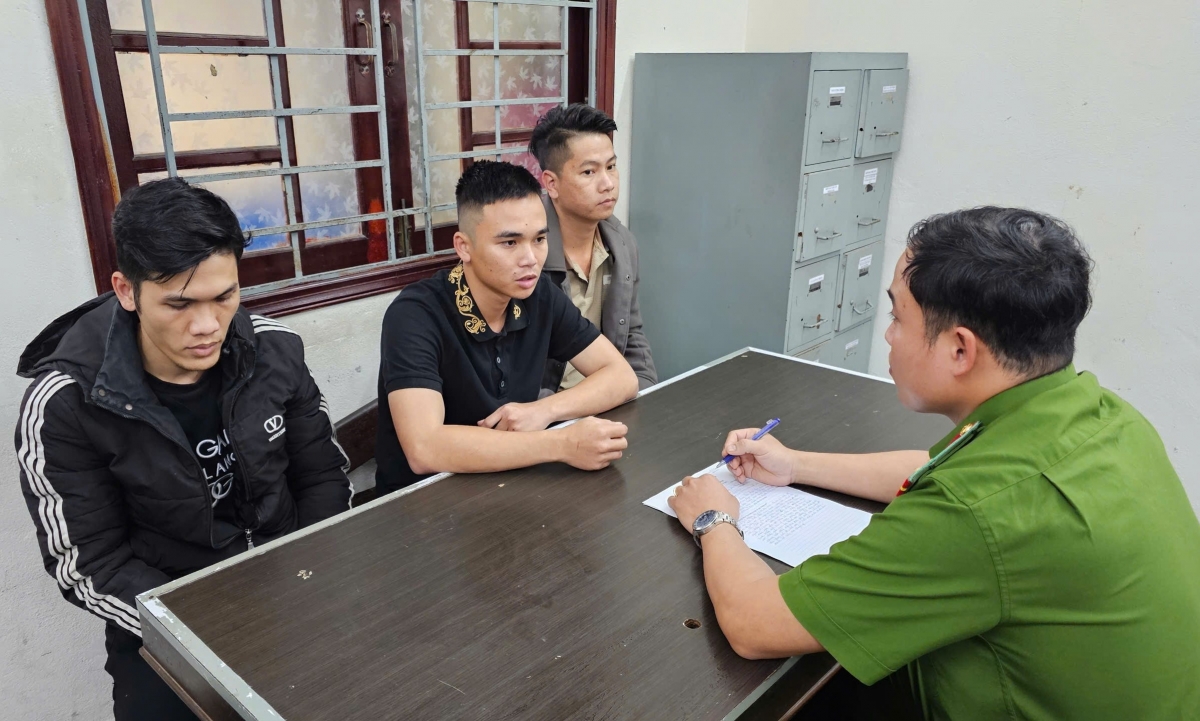 Các thanh niên bị tạm giữ để điều tra.